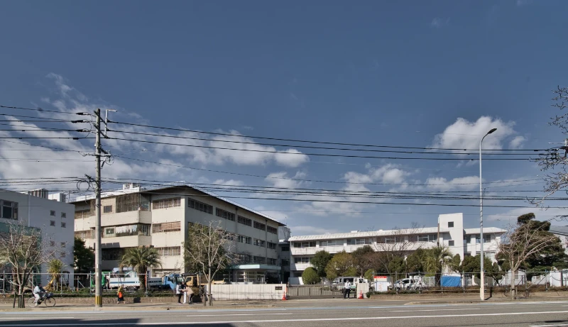 青木茂建築工房 - 青木茂建築工房 | 「世界に先駆けマンション、ホテル、福祉施設、図書館などあらゆる用途の古い建物の既存躯体を生かし、現行法規に適合させ、環境に配慮しながら長寿命化する。単なるリフォームやリノベーションとは異なる再生建築・既存建物改修の手法を「リファイニング建築」として確立。再生建築のリーディングカンパニー、建築の再生実績多数」